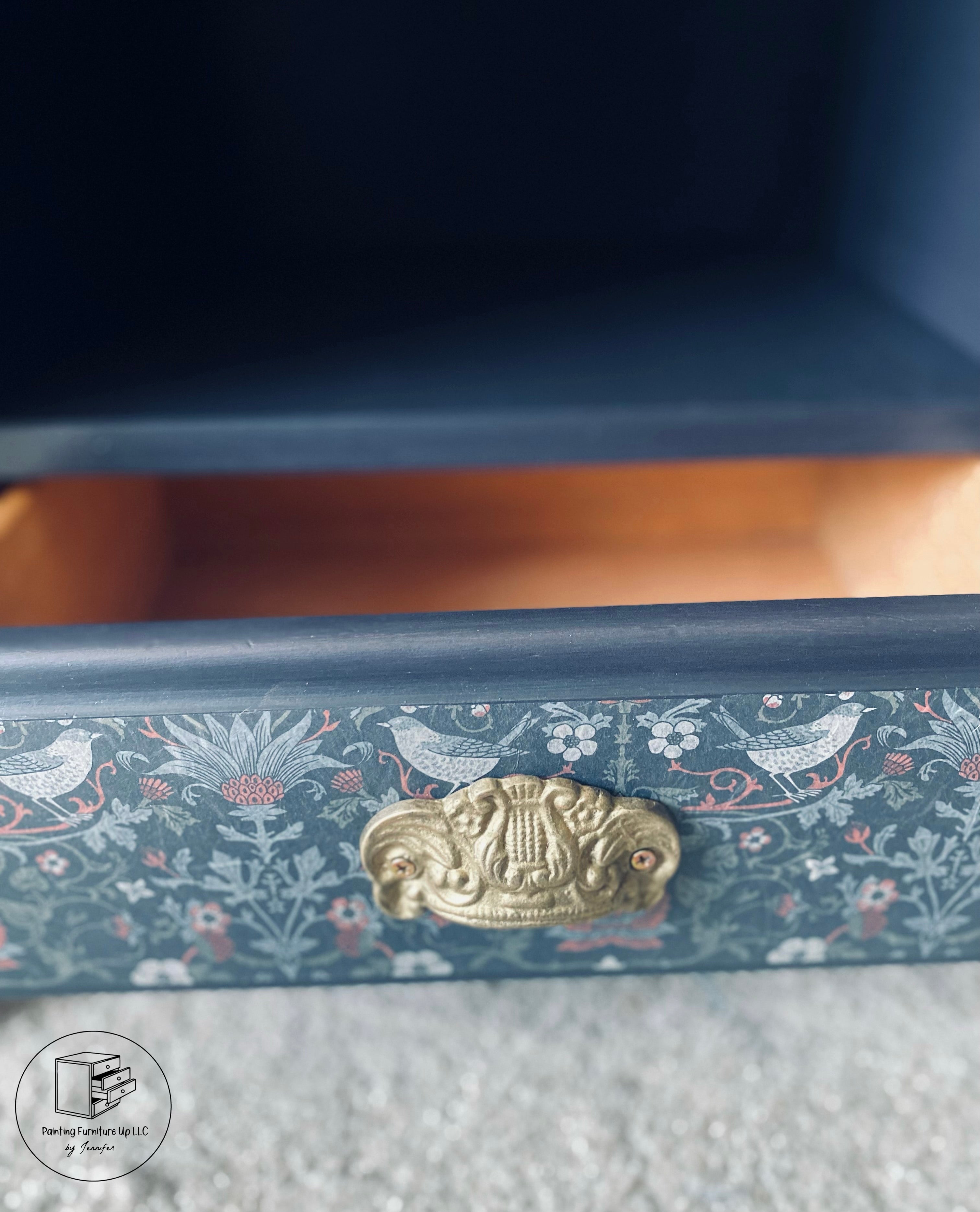 ✨SOLD✨ Dresser & matching nightstands